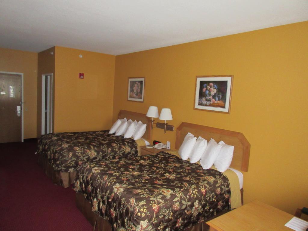 Parkfield Inn - Clinton Екстер'єр фото