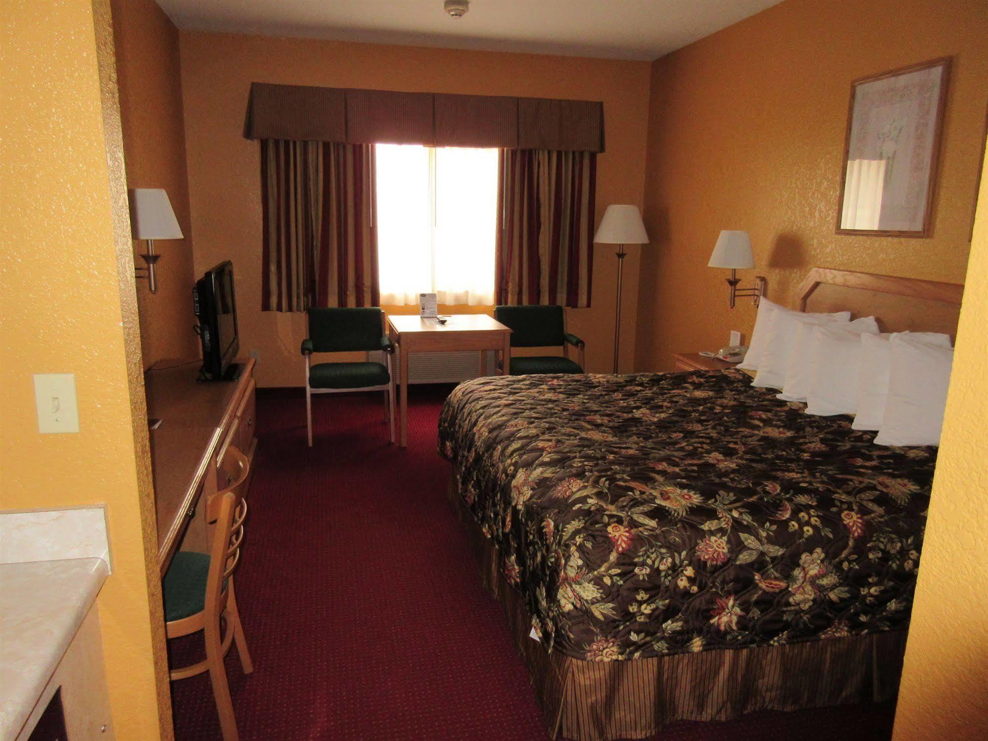 Parkfield Inn - Clinton Екстер'єр фото