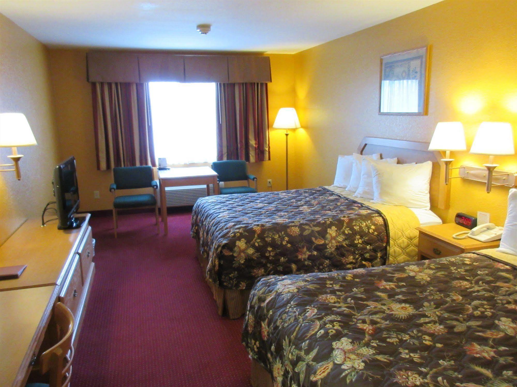Parkfield Inn - Clinton Екстер'єр фото