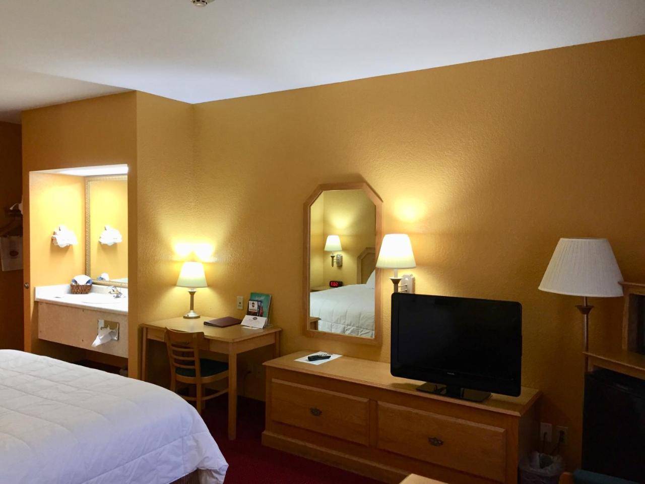 Parkfield Inn - Clinton Екстер'єр фото