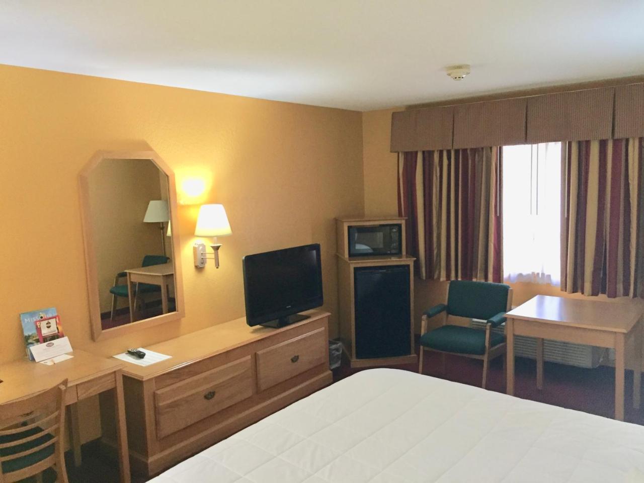 Parkfield Inn - Clinton Екстер'єр фото