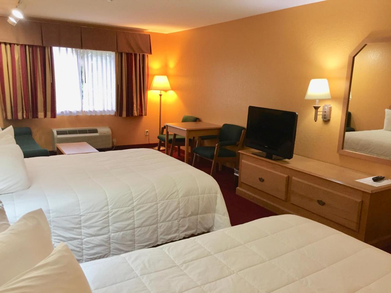 Parkfield Inn - Clinton Екстер'єр фото