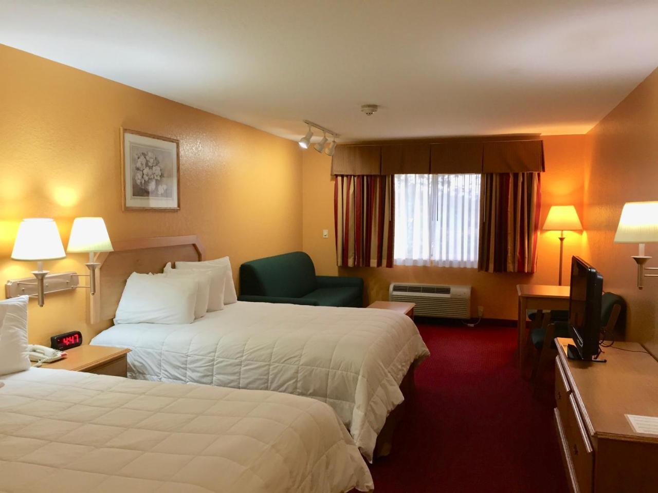 Parkfield Inn - Clinton Екстер'єр фото