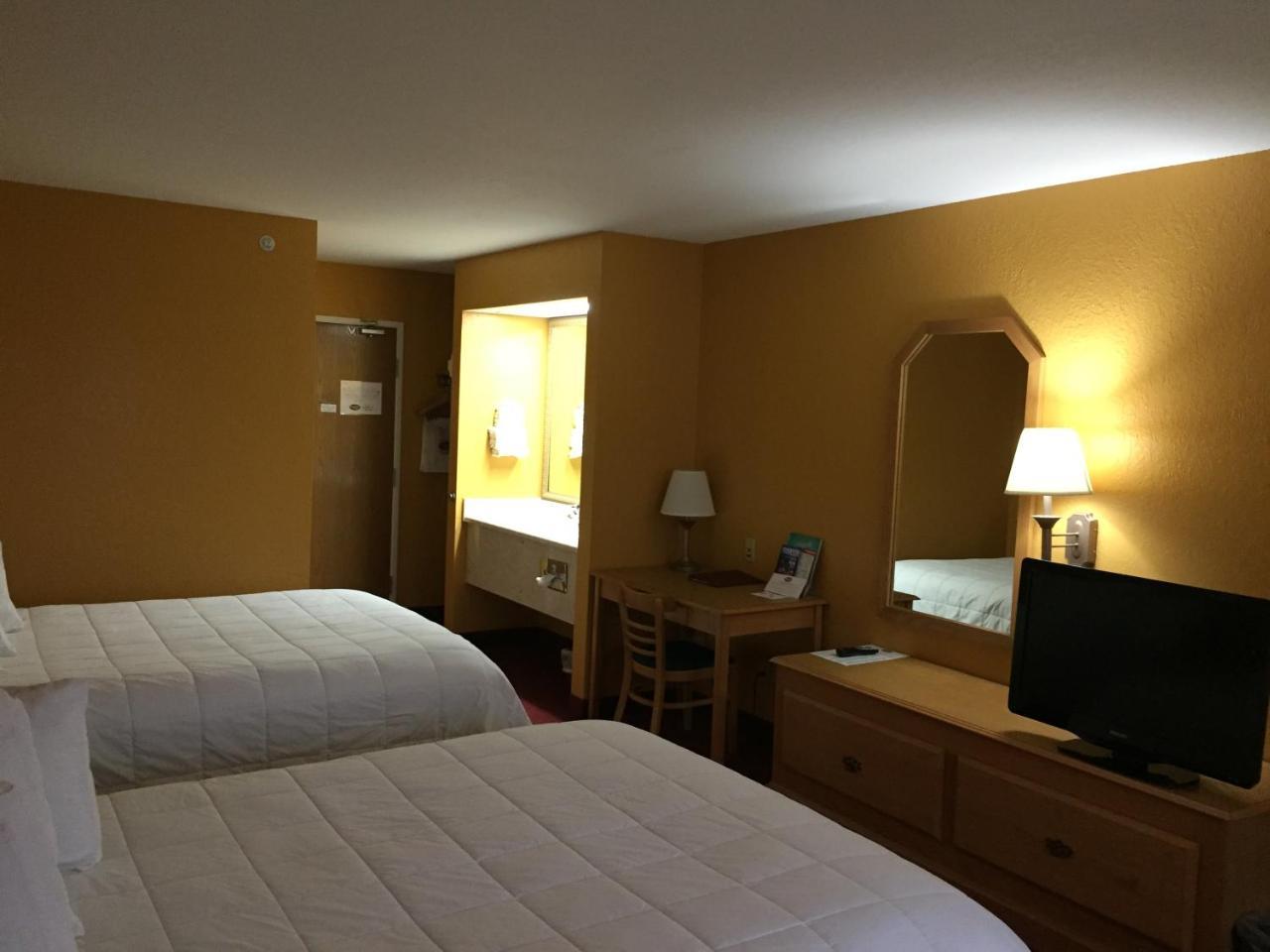 Parkfield Inn - Clinton Екстер'єр фото