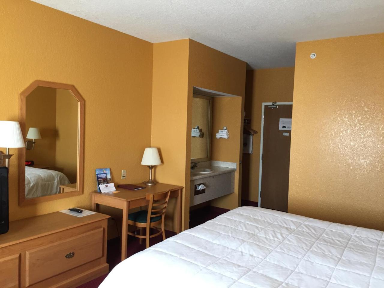 Parkfield Inn - Clinton Екстер'єр фото